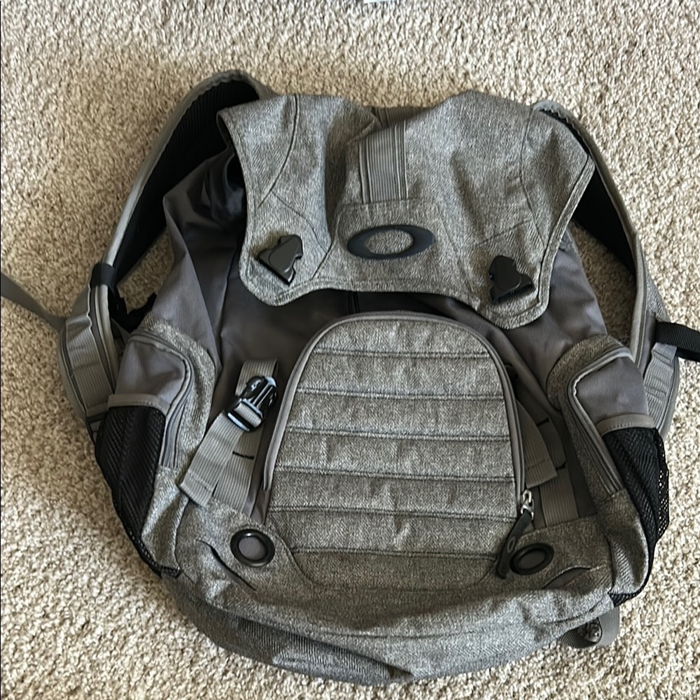 Oakley Gray Sporty Backpack with Ergonomic Design